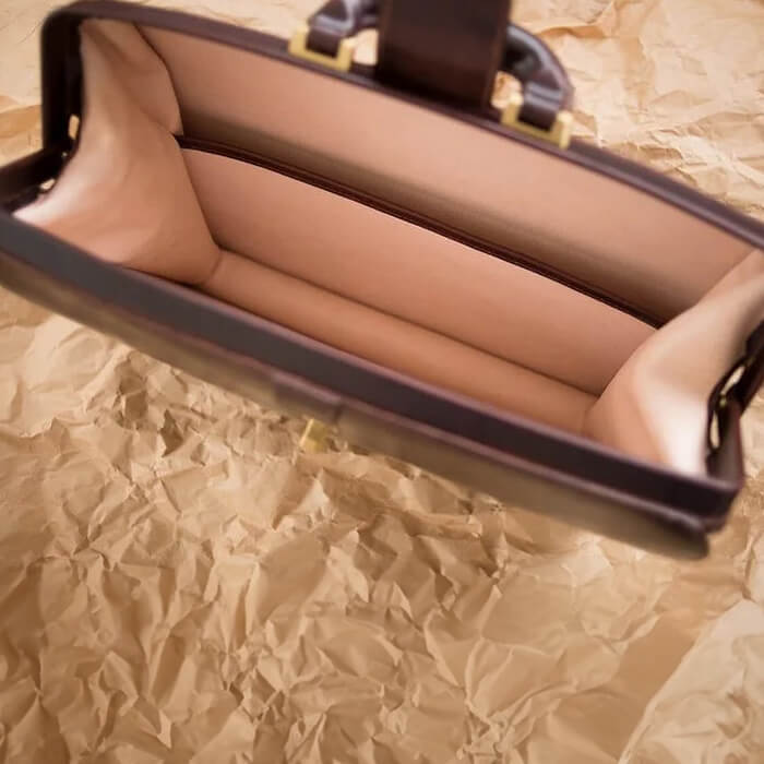 【ふるさと納税】英国のブライドルレザーを使ったドクターズバッグ ＜1点＞ ブライドルレザー レザー 牛革 ドクターズバッグ レザーバッグ 牛革バッグ ダレスバッグ ビジネスバッグ メンズ バッグ sh144 サムネイル3