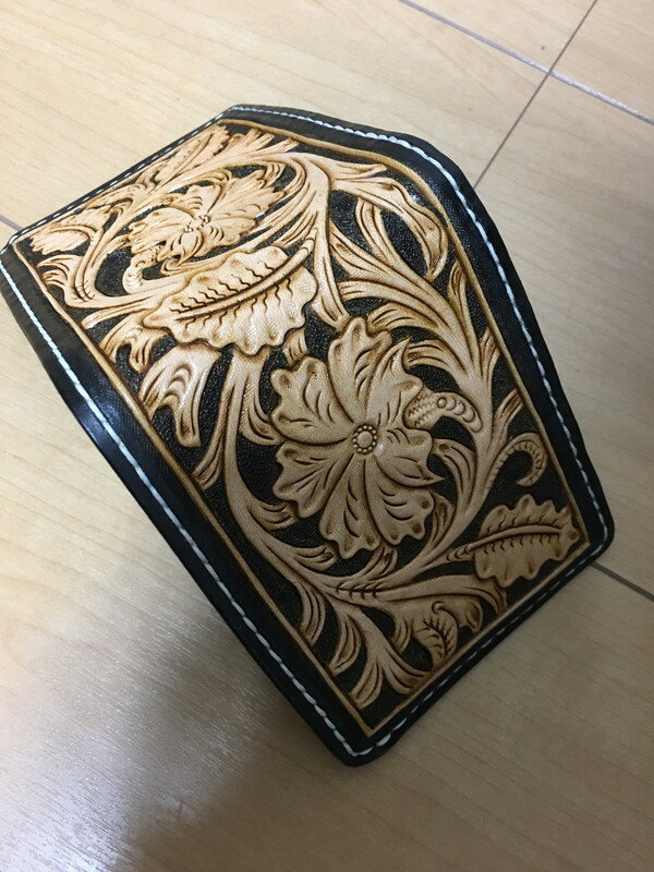 【ふるさと納税】 財布 牛革 メンズ 二つ折り ハンドメイド 焼津 本革フルカービング二つ折り財布 a70-004 サムネイル2