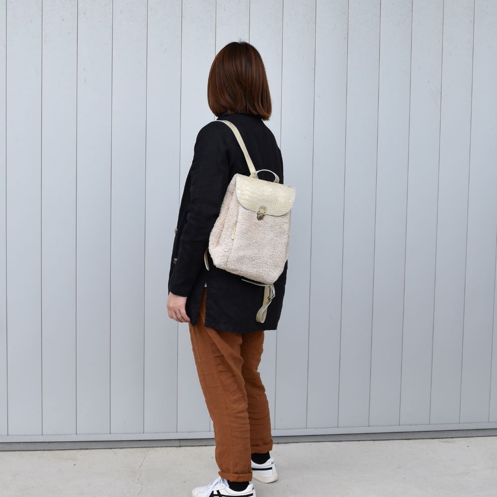 【ふるさと納税】豊岡鞄 THYMEBUCKS KESARA ミニリュック（ベージュ×ゴールド）/ タイムバックス レディース リュック バッグ リュックサック サムネイル2