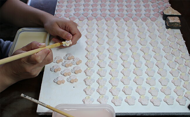 【ふるさと納税】 有田焼 帯留 Elsa 【cocosara】 有田焼アクセサリー 陶磁器 帯飾り 帯留 和装小物 金彩 プラチナ彩 マット質感 華やか 伝統工芸 誕生日 プレゼント 10000円 1万円 A10-71 サムネイル3