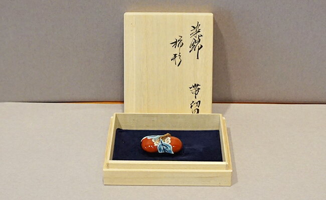 【ふるさと納税】有田焼 柿右衛門窯作 帯留 柿形 1個 長径4.5cm 短径2.5cm 高1.3cm【柿右衛門窯】有田焼 帯留め 帯留 帯どめ 和装小物 帯留め 柿形 伝統工芸品 有田焼 柿右衛門 柿右衛門窯 和装アクセサリー 280000円 28万円 A280-2 サムネイル3
