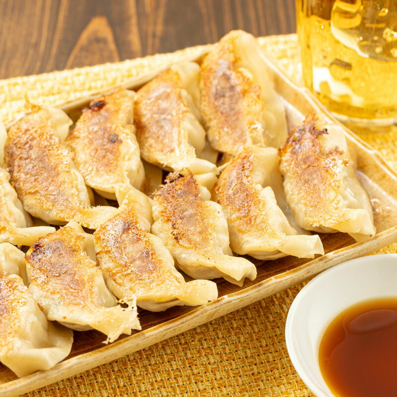 【ふるさと納税】＜お届け回数が選べる！＞鹿児島県 肝付町産 黒豚 餃子 ギョーザ ＜1パック 12個入り＞ (計60個 or 計120個) ≪ パリッ と もっちり で ジューシー ≫ ぎょうざ たれ付き パリパリ もちもち ジューシー おかず 冷凍 豚肉 国産 定期便 全3回 連続月 【財宝】 サムネイル3