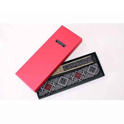 【ふるさと納税】本場奄美大島紬　手織り扇子（泥染め龍郷柄　赤)　 鹿児島県 奄美群島 奄美大島 龍郷町 奄美産 大島紬 つむぎ 伝統工芸 絹織物 絹100% 手織り 泥染 興紬工房オリジナル 伝統柄 龍郷柄 扇子 小物 プレゼント 贈答 ギフト サムネイル2