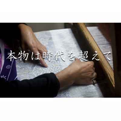 【ふるさと納税】本場奄美大島紬　手織り扇子（泥染め龍郷柄　赤)　 鹿児島県 奄美群島 奄美大島 龍郷町 奄美産 大島紬 つむぎ 伝統工芸 絹織物 絹100% 手織り 泥染 興紬工房オリジナル 伝統柄 龍郷柄 扇子 小物 プレゼント 贈答 ギフト サムネイル3