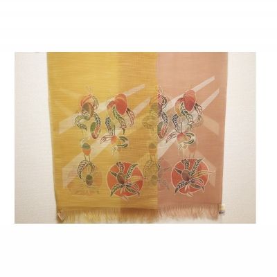 【ふるさと納税】紅型ショール　マンゴー フクギ【藤崎紅型工房】 伝統 工芸 名護 民芸 おみやげ 文化 びんがた 作品 沖縄 お土産 絹 染物 ギフト プレゼント 鮮やか 色合い 逸品 おすすめ 人気 贈答品 サムネイル3