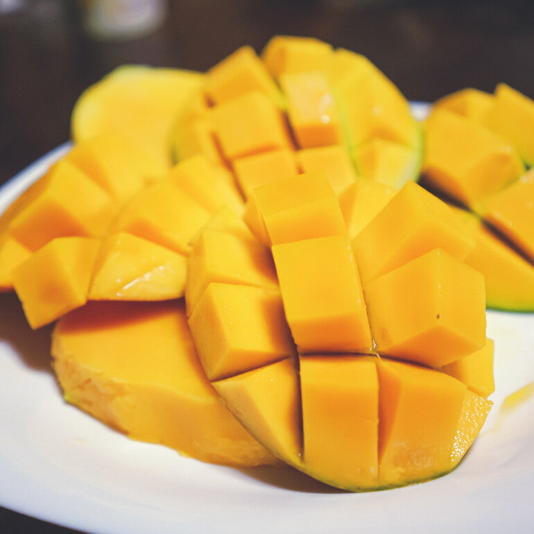 【ふるさと納税】【先行予約 2026年 発送】おばぁーのマンゴー畑で育てた マンゴー 秀品 沖縄県産 マンゴー 1kg キーツマンゴー 国産 果物 南国 くだもの フルーツ 夏 旬 特産品 沖縄 お取り寄せ 名産品 お土産 甘い 濃厚 贈答用 緑色 緑 幻のマンゴー 糸満市 送料無料 サムネイル3