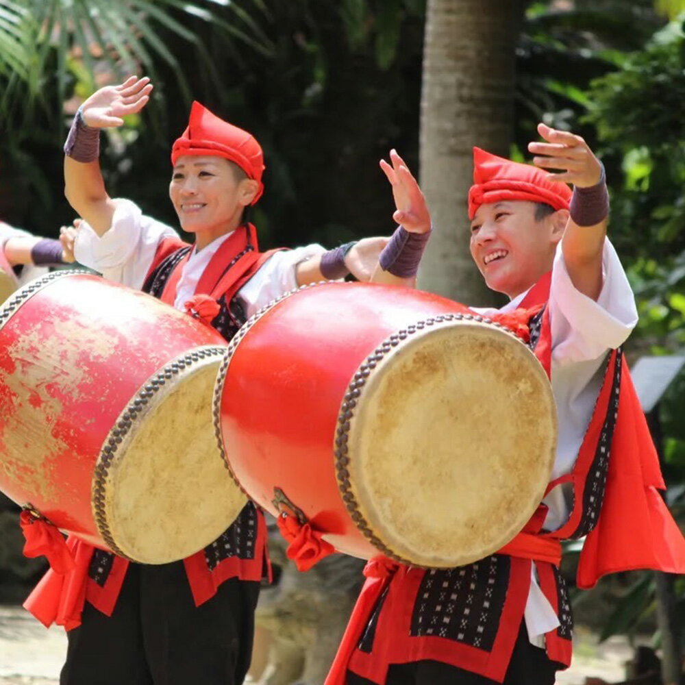 【ふるさと納税】【琉球村】登録有形文化財 古民家一棟貸し切りプラン(芸能ショー観覧料金・お食事・飲み放題付き) 沖縄 古民家 有形文化財 有形文化財 食事 飲み放題 一棟 貸し切り 人気 おすすめ 伝統芸能 琉球 琉球村 ショー 観覧 写真撮影 体験 芸能 貸切ディナー 恩納村 サムネイル3