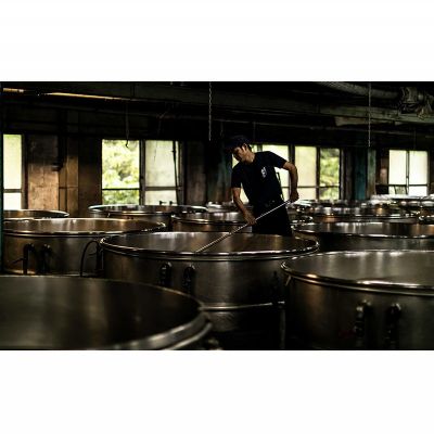 【ふるさと納税】【久米島の久米仙】「ブラック30 720ml」「IMUGE. 720ml」 泡盛 蒸留酒 焼酎 アルコール 酒 酵母 発酵 米 黒麹 米麹 熟成 古酒 芋 さとうきび 黒糖 天然水 琉球 沖縄 久米島 セット サムネイル3