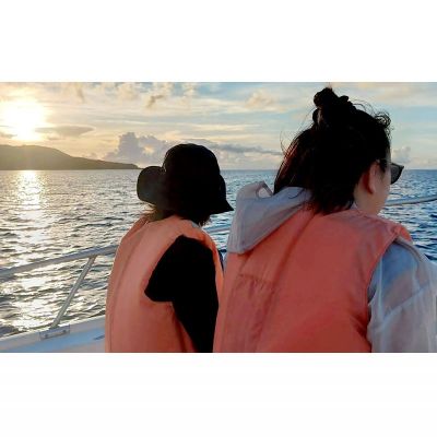【ふるさと納税】「海から久米島」久米島サンセットクルーズ 1名様ご利用券 クルーズ 遊覧 周遊 船 島 海 サンセット 太陽 夕日 夕焼け リゾート リラックス 思い出 絶景 体験 チケット 地形 船上 満喫 黄昏 サムネイル3