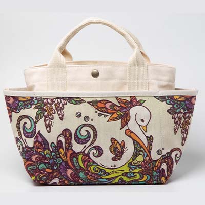 「琉球帆布」お散歩バッグ（POKKE104デイゴの髪飾り）- 帆布 布 トートバッグ 人気 アーティスト イラストレーター Pokke104 池城由紀乃 おしゃれ ファッション お出かけ かばん 鞄 手仕事 手づくり ハンドメイド 琉球帆布 伝統技術 八重瀬町【価格改定】