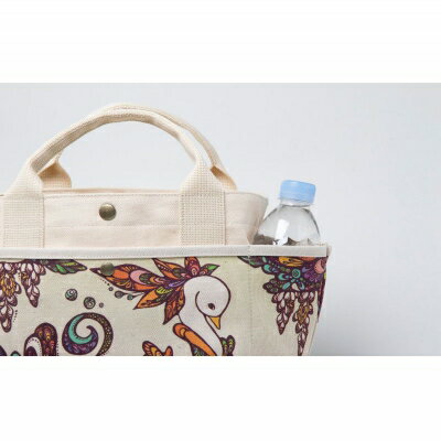 【ふるさと納税】「琉球帆布」お散歩バッグ（POKKE104デイゴの髪飾り）- 帆布 布 トートバッグ 人気 アーティスト イラストレーター Pokke104 池城由紀乃 おしゃれ ファッション お出かけ かばん 鞄 手仕事 手づくり ハンドメイド 琉球帆布 伝統技術 八重瀬町【価格改定】 サムネイル2