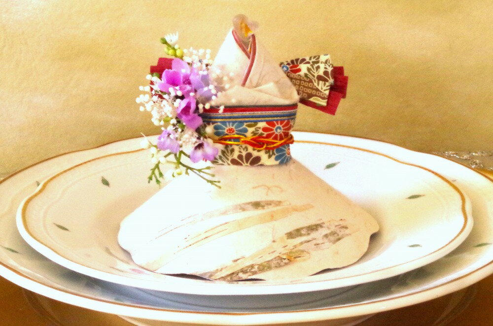 【ふるさと納税】 飛沫防止 食器カバー 華姫 プリザーブドフラワー付き 工芸品 蝦夷和紙 人形 華やか おもてなし 清潔 市制執行100周年記念 スズラン ライラック アーティフィシャルフラワー ミニブーケ 和紙人形 手作り 北海道 札幌市 - 画像2