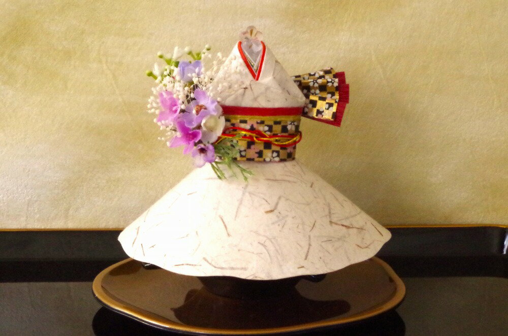 【ふるさと納税】 飛沫防止 食器カバー 華姫 プリザーブドフラワー付き 工芸品 蝦夷和紙 人形 華やか おもてなし 清潔 市制執行100周年記念 スズラン ライラック アーティフィシャルフラワー ミニブーケ 和紙人形 手作り 北海道 札幌市 - 画像3
