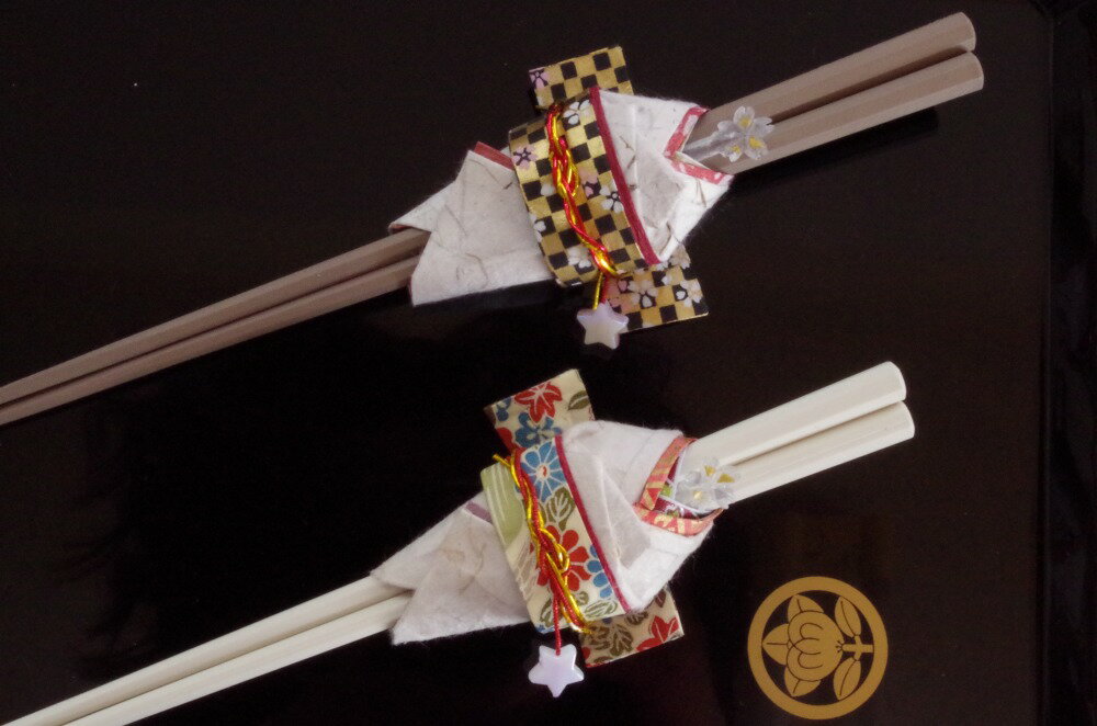 【ふるさと納税】 飛沫防止 食器カバー 箸カバー 各1個 セット 華姫 プリザーブドフラワー付き 工芸品 蝦夷和紙 人形 華やか おもてなし 清潔 市制執行100周年記念 スズラン ライラック アーティフィシャルフラワー ミニブーケ 和紙人形 手作り 北海道 札幌市 - 画像3