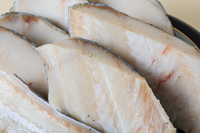 【ふるさと納税】函館朝市 弥生水産 厚切り 銀だら たら 函館産昆布〆 自家製塩だれ 半身 冷凍 肉厚 濃厚 食べ応え 皮まで食べられる 魚 魚介 焼き魚 焼くだけ お手軽 朝食 弁当 おかず 酒の肴 おつまみ 北海道 函館 送料無料 お取り寄せグルメ - 画像3