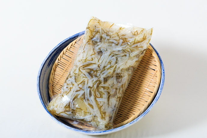 【ふるさと納税】グルメ イチヨ水産 松前漬 白造り ドカンと 1kg 入り がごめ昆布 粘り まろやか あっさり 健康 イカ 数の子 白醤油 いかマイスター 冷凍 酒の肴 おつまみ 北海道 函館 送料無料 お取り寄せグルメ - 画像2