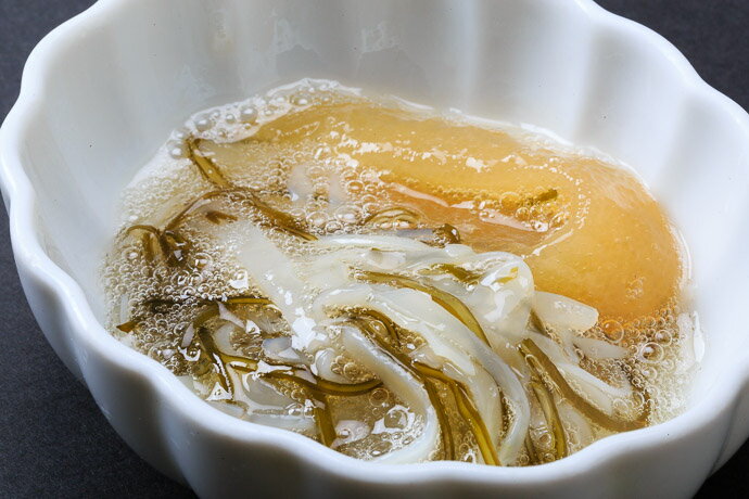 【ふるさと納税】グルメ イチヨ水産 松前漬 白造り ドカンと 1kg 入り がごめ昆布 粘り まろやか あっさり 健康 イカ 数の子 白醤油 いかマイスター 冷凍 酒の肴 おつまみ 北海道 函館 送料無料 お取り寄せグルメ - 画像3