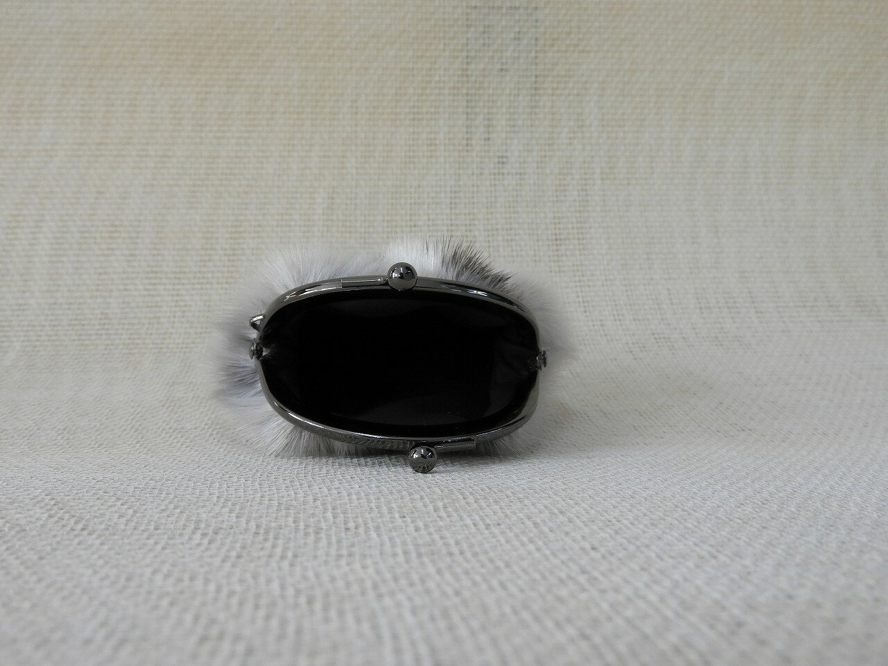 【ふるさと納税】アザラシ小銭入れ アザラシ 毛皮 がま口 小銭入れ 天然 素材 ツルツル 手触り 地模様 艶 マット 質感 水 弾く 高い 耐久性 エレガント お洒落 使いやすい 可愛い デザイン 北海道 函館 函館ミンク 送料無料 サムネイル3