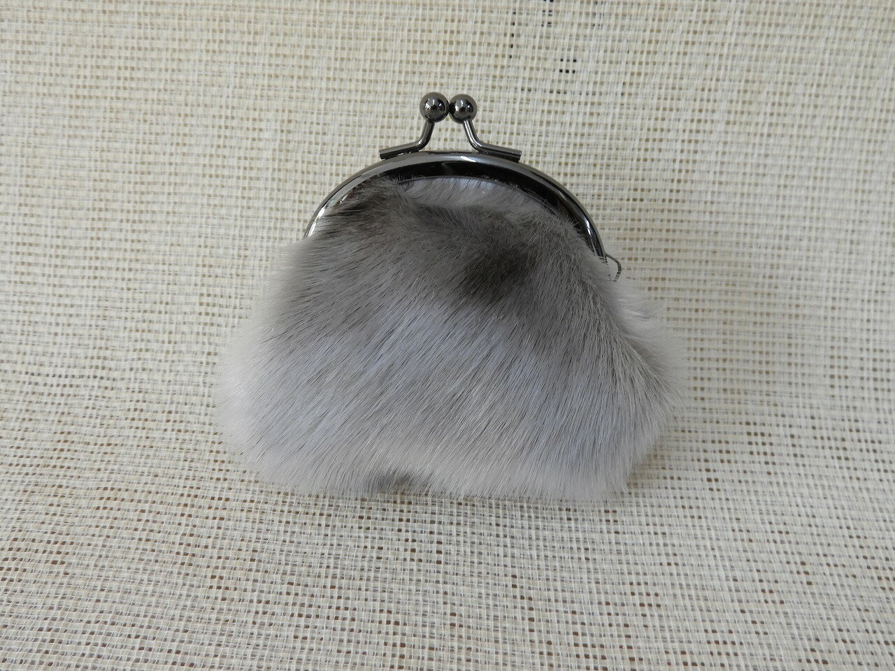 【ふるさと納税】アザラシ小銭入れ アザラシ 毛皮 がま口 小銭入れ 天然 素材 ツルツル 手触り 地模様 艶 マット 質感 水 弾く 高い 耐久性 エレガント お洒落 使いやすい 可愛い デザイン 北海道 函館 函館ミンク 送料無料 サムネイル2