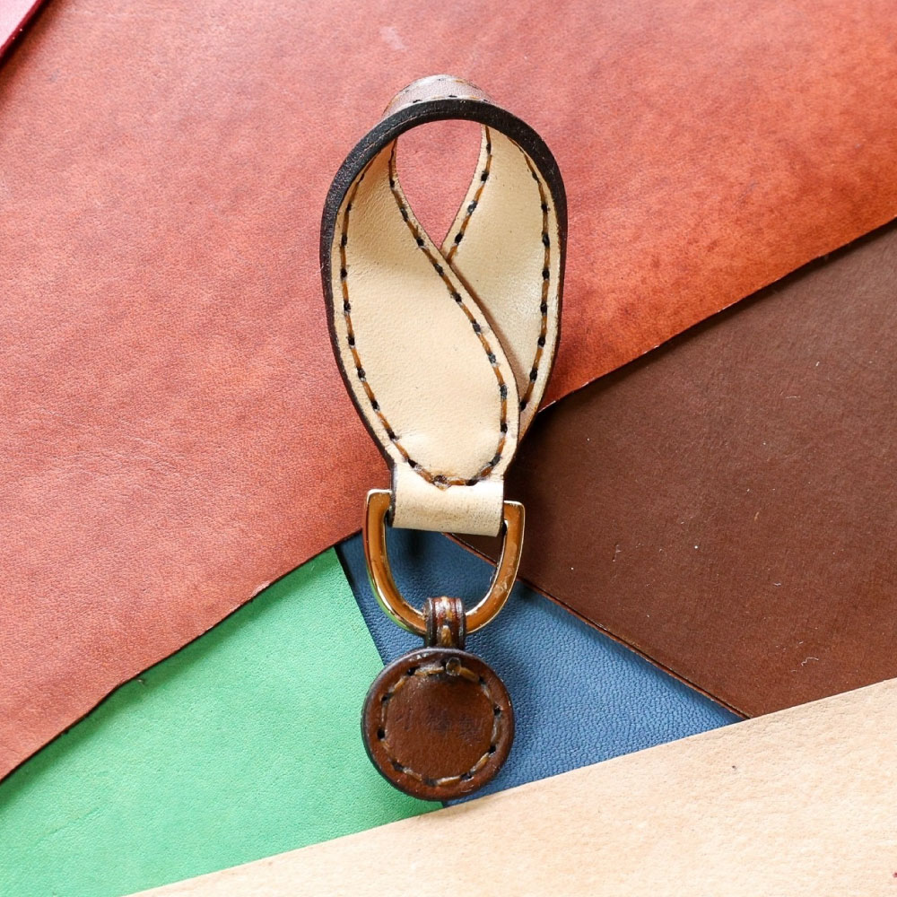 【ふるさと納税】【neoclassic】牛本革 キーホルダー （Dark Brown） 牛革 本革 牛 革 レザー 姫路レザー キーリング 鍵 手縫い ダークブラウン ギフト 小樽市 北海道 送料無料 サムネイル3