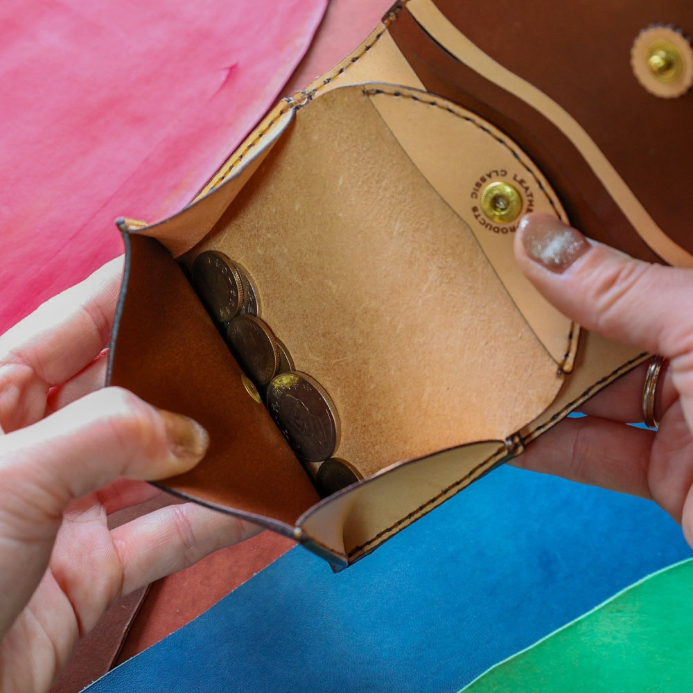 【ふるさと納税】【neoclassic】牛本革 コンパクト財布 （Dark Brown） 牛革 本革 レザー 姫路レザー 牛 革 財布 コンパクトウォレット ウォレット ハンドメイド コンパクトサイズ 手のひらサイズ ダークブラウン ギフト 小樽市 北海道 送料無料 サムネイル3