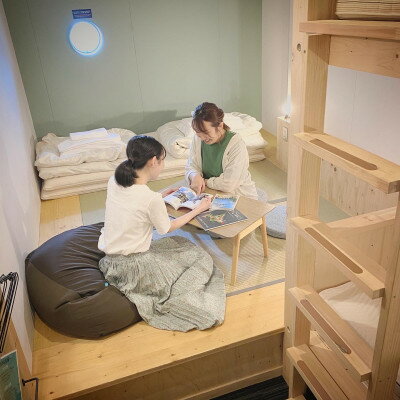 【ふるさと納税】Hostel TOMAR　富良野の街中　家族で楽しい畳小上がり付き2段ベッドのコンパクトルーム　【1392047】 サムネイル2