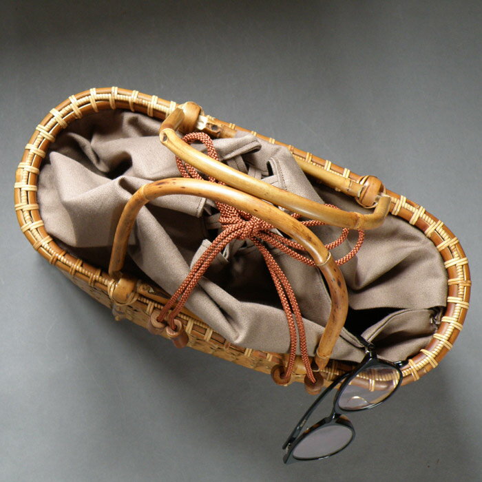 【ふるさと納税】千島笹 燻煙網代バッグ【北の竹工房】日用品 雑貨 竹材 竹製品 加工品 竹細工 籠 かご カゴ 北海道 比布町 ぴっぷ 1003-014 サムネイル2