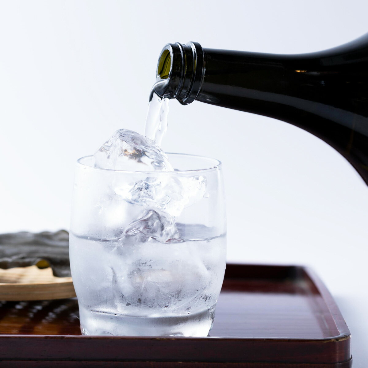 【ふるさと納税】焼酎 4合瓶 ×2本 計 1.4L ( 720ml × 2本 ) 三石 こんぶ焼酎 ロック 水割り お湯割り ふるさと納税 焼酎 お酒 酒 アルコール 昆布 日高昆布 三石昆布 みついし昆布 旨味 発酵 北海道 新ひだか町 ふるさと納税 サムネイル3