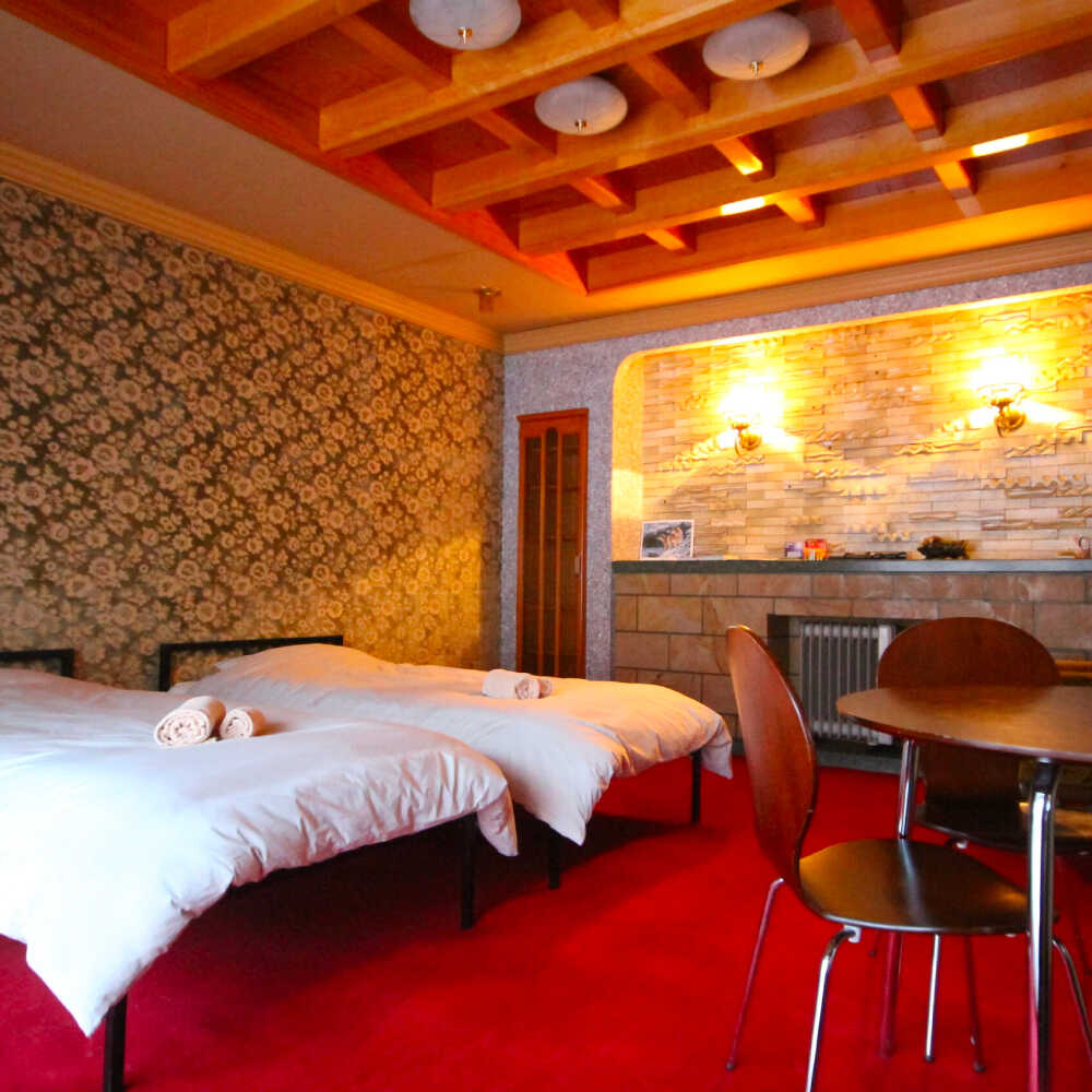 【ふるさと納税】 ハンターがいる宿 GuestHouse ぎまんち ペア宿泊券（2名様・1泊素泊まり）《足寄町》【野生肉専門店やせいのおにくや】ゲストハウス 宿泊 宿 素泊まり 泊り 泊まり 田舎 旅行 北海道旅行 道内旅行 狩猟 ハンター 移住 あしょろ 北海道 [BEBE013] - 画像3