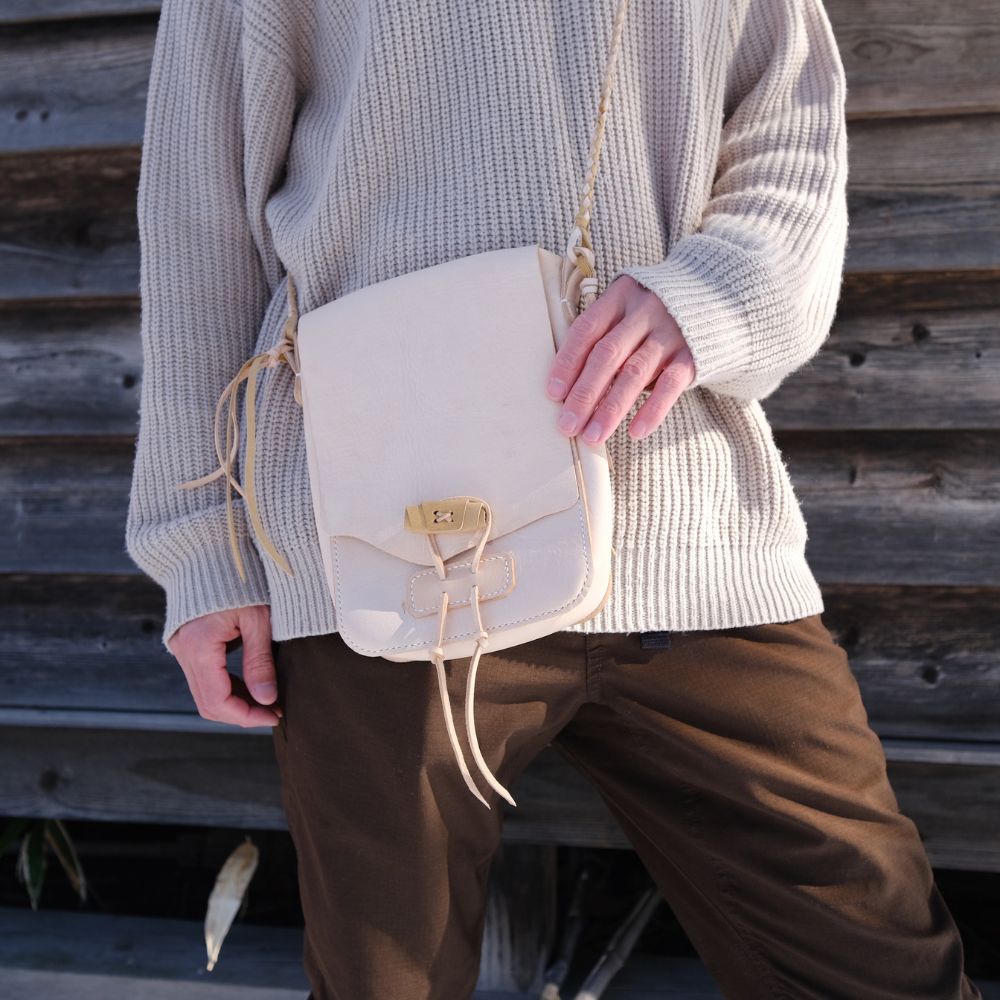 【ふるさと納税】【選べるカラー】エゾ鹿革のメディスンバッグ 足寄町/ニソロニタイ バッグ ショルダーバッグ 鞄 革 [BEBG001] サムネイル3