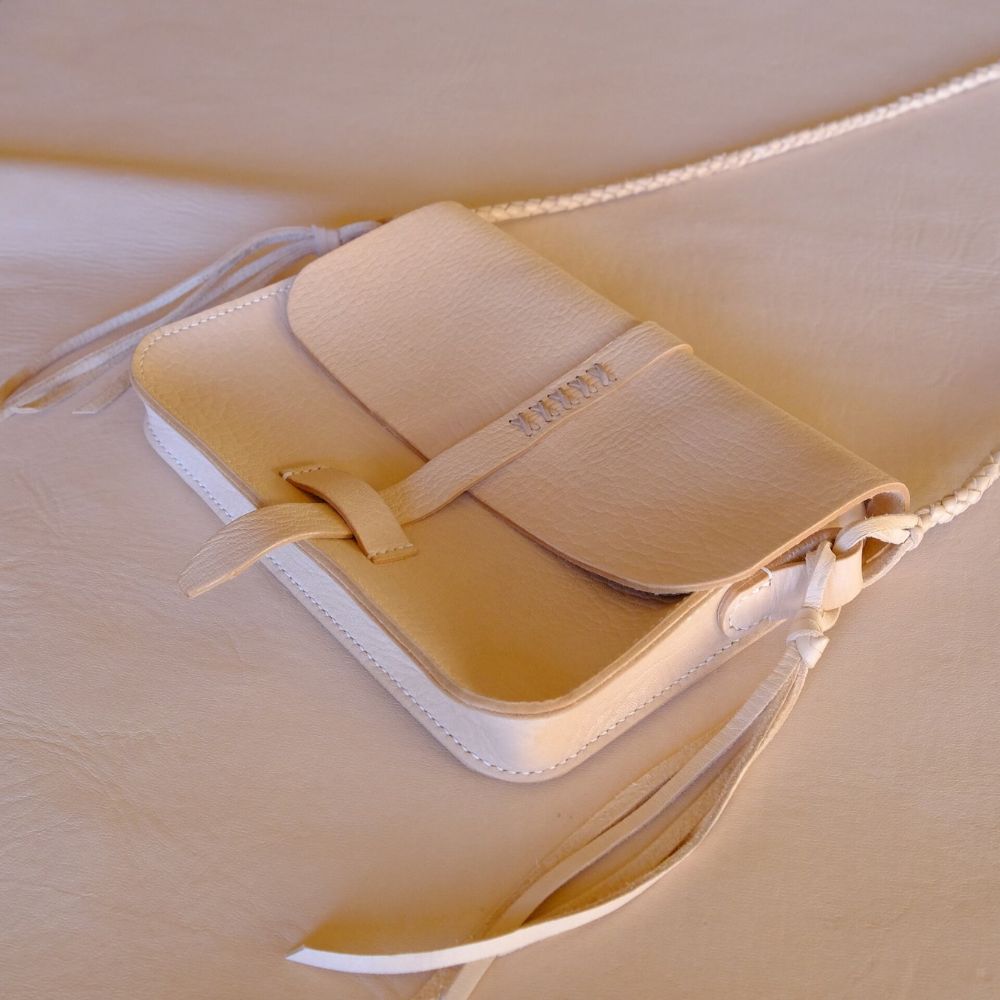 【ふるさと納税】エゾ鹿革のクラシックショルダーバッグ　足寄町/ニソロニタイ バッグ ショルダーバッグ クラシック 鞄 革[BEBG007] サムネイル2