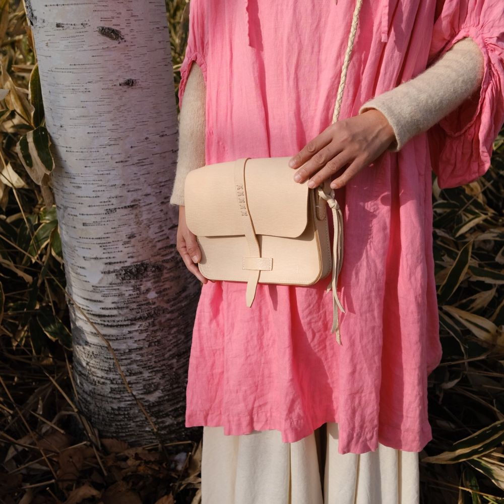 【ふるさと納税】エゾ鹿革のクラシックショルダーバッグ　足寄町/ニソロニタイ バッグ ショルダーバッグ クラシック 鞄 革[BEBG007] サムネイル3