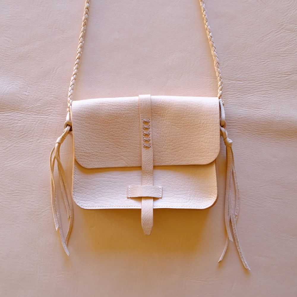 エゾ鹿革のクラシックショルダーバッグ　足寄町/ニソロニタイ バッグ ショルダーバッグ クラシック 鞄 革[BEBG007]