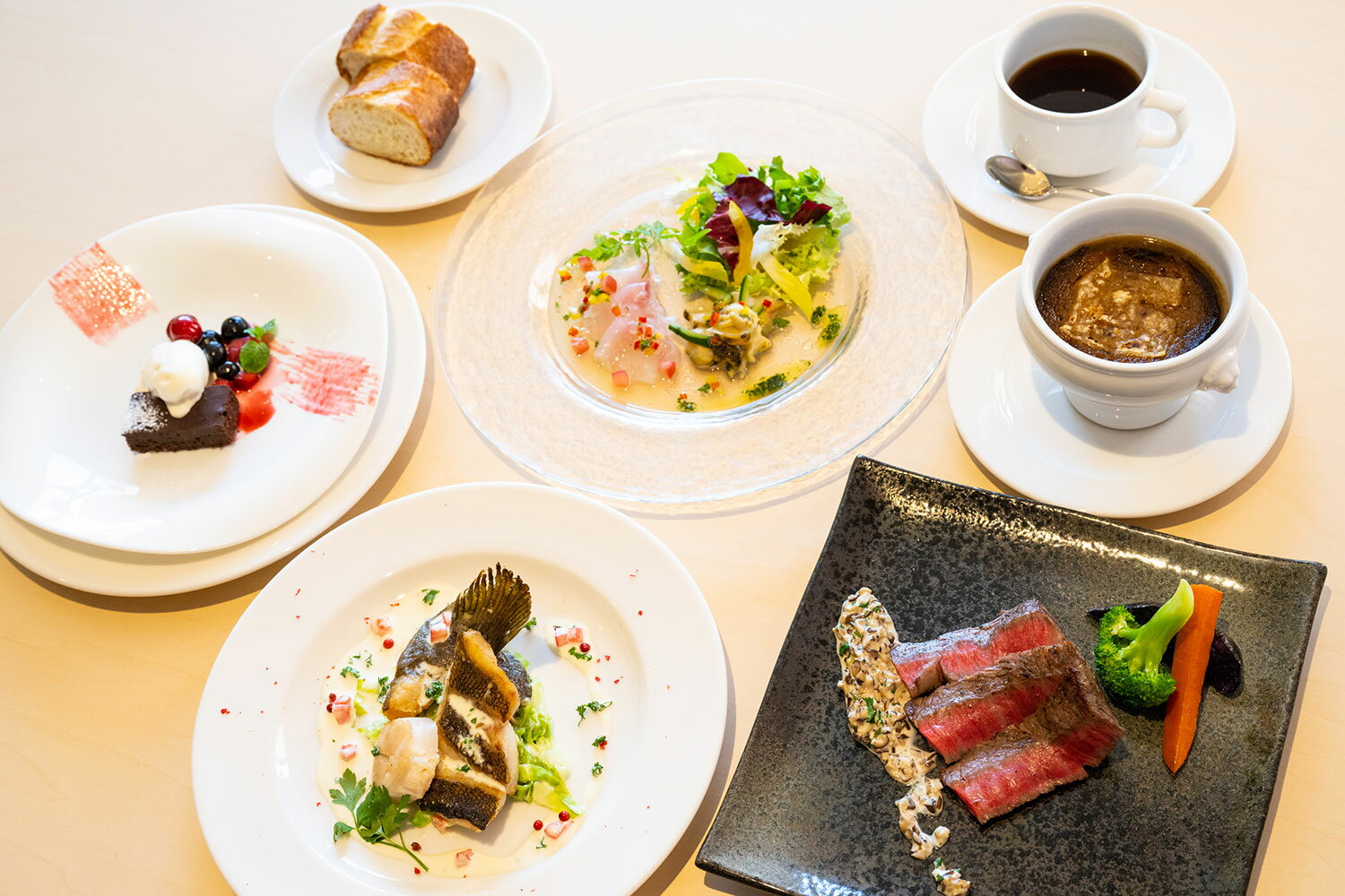 【ふるさと納税】 鶴居村 つるいむら湿原温泉ホテル ツインルーム（2名）1泊2食付 ディナー フレンチ コース料理 バレルサウナ ロウリュ 源泉かけ流し 温泉 上質 道東 大自然 旅行 記念日 誕生日 結婚記念日 お祝い 地元食材 健康増進 北欧デザイン - 画像2