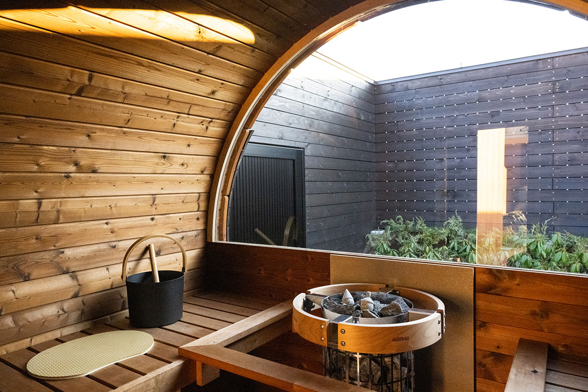 【ふるさと納税】 鶴居村 つるいむら湿原温泉ホテル ツインルーム（2名）1泊2食付 ディナー フレンチ コース料理 バレルサウナ ロウリュ 源泉かけ流し 温泉 上質 道東 大自然 旅行 記念日 誕生日 結婚記念日 お祝い 地元食材 健康増進 北欧デザイン - 画像3