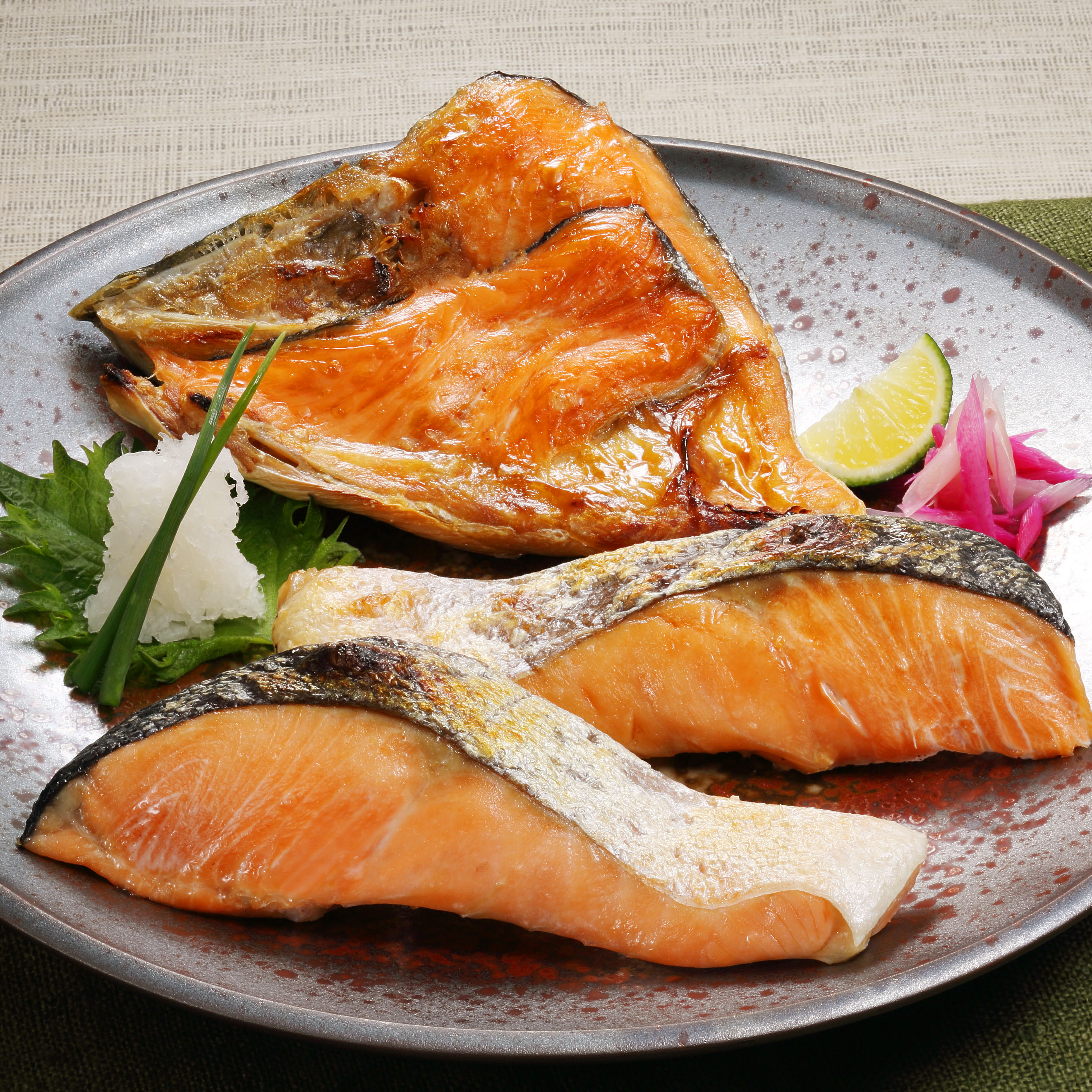 【ふるさと納税】訳あり ＼個包装＆化粧箱入り／ 銀鮭姿切身 1.4kg ふるさと納税 魚 程良い塩加減と脂乗り 大容量 銀鮭 鮭 切り身 切身 真空パック 贈り物 ギフト にもオススメ さけ シャケ 銀鮭 ふるさと 人気 ランキング 北海道 白糠町