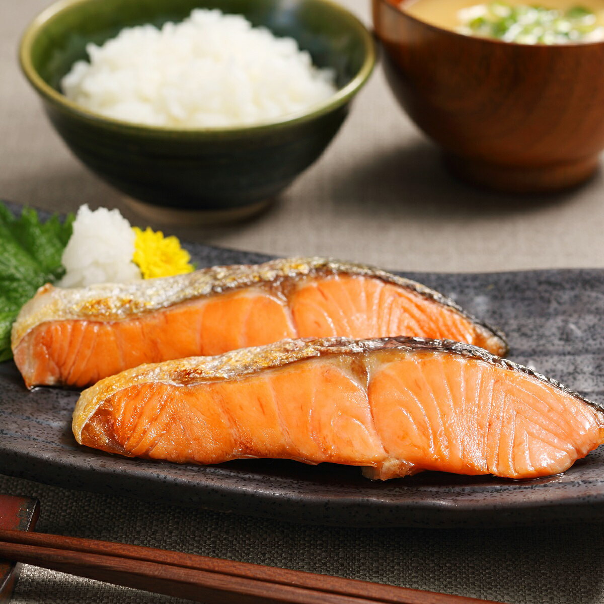 【ふるさと納税】魚 サーモントラウトの切身 鮭 さけ サーモン 北海道 12切れ入り (約720g) 応援 グルメ 食べ物 サケ 切り身 焼鮭 焼き魚 人気 ふるさと ふるさと納税 魚 海鮮 海鮮食品 魚介類 魚介 北海道 白糠町 - 画像2