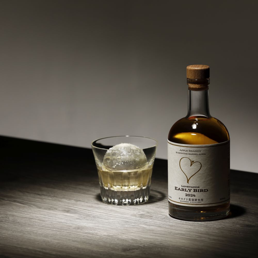 【ふるさと納税】 アップルブランデー LOVEVADOS EARLYBIRD 2024 500ml × 1本 / 青森りんご100％ りんご 林檎 ラブヴァドス アーリーバード ブランデー 果実酒 酒 洋酒 贈り物 ギフト 贈答 青森 フルーツ 果物 樽熟成 モホドリ 常温保存 青森県 五所川原市 サムネイル3