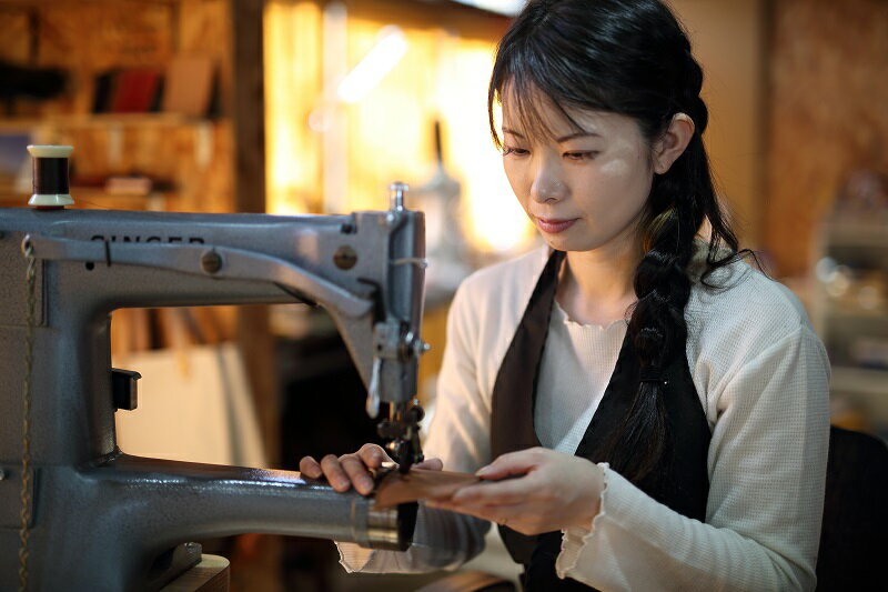 【ふるさと納税】名刺入れ ブラック いわて短角牛名刺入れ シームレス 革製品 革小物 レザー カード入れ カードホルダー 小物 ビジネス 社会人 ギフト 贈り物 プレゼント お祝い 岩手 岩手県 盛岡市 サムネイル3