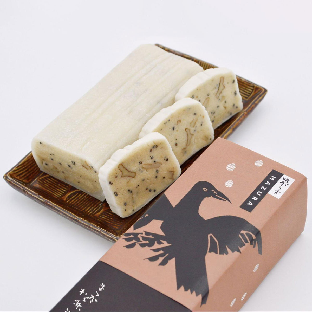 【ふるさと納税】遠野銘菓 明がらす MAZURA 1本【まつだ松林堂】/ 銘菓 東北 手土産 和菓子 岩手 遠野 半生菓子 郷土 ご当地 菓子 伝統 おみやげ 手土産 お米の粉 ごま くるみ 献上 贈答 お祝い ギフト プレゼント お歳暮 お中元 正月 米粉 もちもち 優しい 味わい まるごと - 画像3