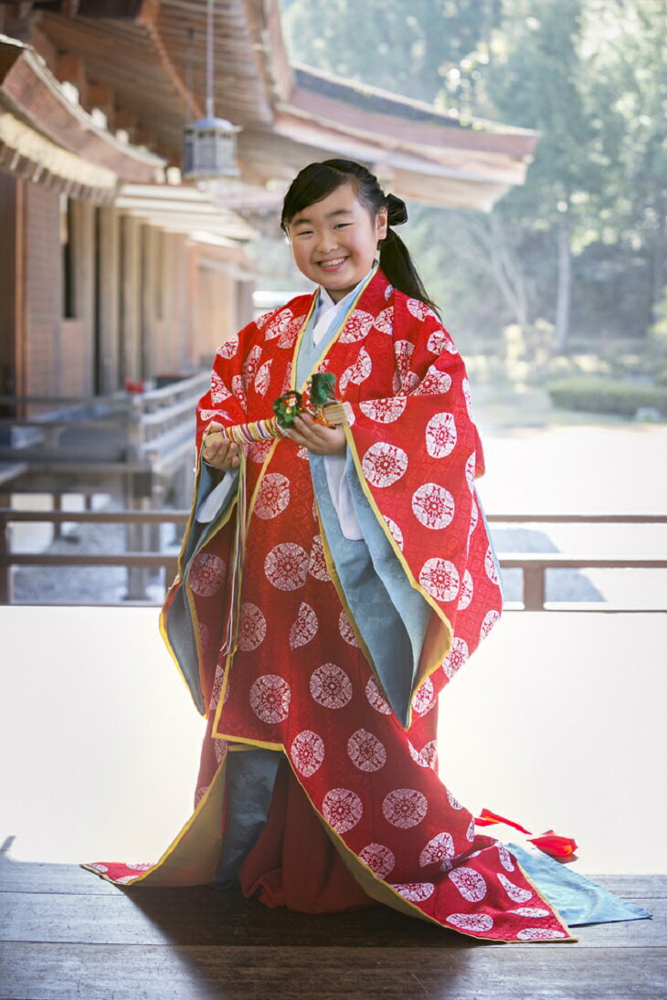 【ふるさと納税】 平安時代風 女の子衣装体験(身長93cm～120cm)1名様分 体験券 チケット 写真撮影 着付け 体験 [RE003] - 画像2