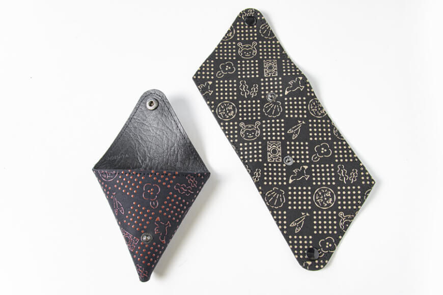 【ふるさと納税】 気仙沼だヨ！全員集合 印伝 小銭入れ【黒】 財布 小物入れ ポーチ 収納 [たかはしきもの工房 宮城県 気仙沼市 20563575] サムネイル3