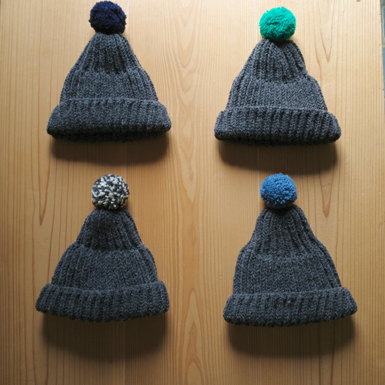 【気仙沼ニッティング】ポンポン帽子（チャコールグレー） [気仙沼ニッティング 宮城県 気仙沼市 20563309]