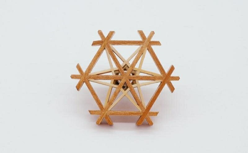 【ふるさと納税】秋田杉とヤマザクラの 職人手づくり 組子ブローチ 「Rindou」 工芸品 ファッション小物 アクセサリー 　お届け：入金確認後、2週間～1か月程度でお届けします。※在庫状況によってお待ちいただく場合がございます。 サムネイル2