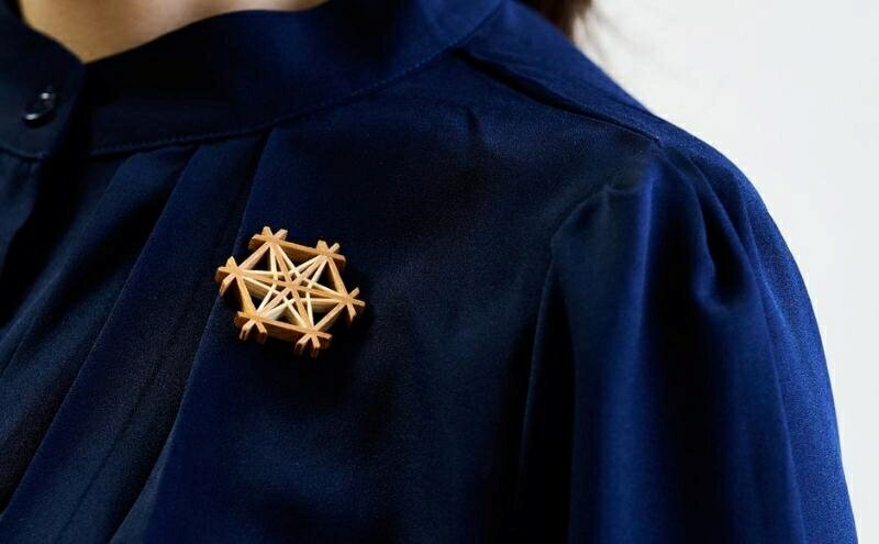 【ふるさと納税】秋田杉とヤマザクラの 職人手づくり 組子ブローチ 「Rindou」 工芸品 ファッション小物 アクセサリー 　お届け：入金確認後、2週間～1か月程度でお届けします。※在庫状況によってお待ちいただく場合がございます。 サムネイル3