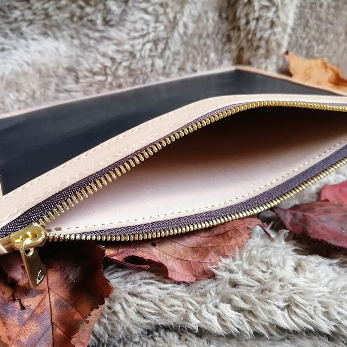 【ふるさと納税】【ランドセルリメイク】ポーチ(通帳、母子手帳入れ)とお守りキーホルダーのセット FY23-501 リメイク ポーチ 母子手帳ケース 通帳ケース ランドセル 小物 雑貨 キーホルダー ケース サムネイル3