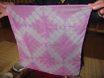 【ふるさと納税】【現地体験型】やまがたの伝統染め 紅花染め体験と工場見学（お土産付き♪） 利用券 お試し 山形県 米沢市 サムネイル2