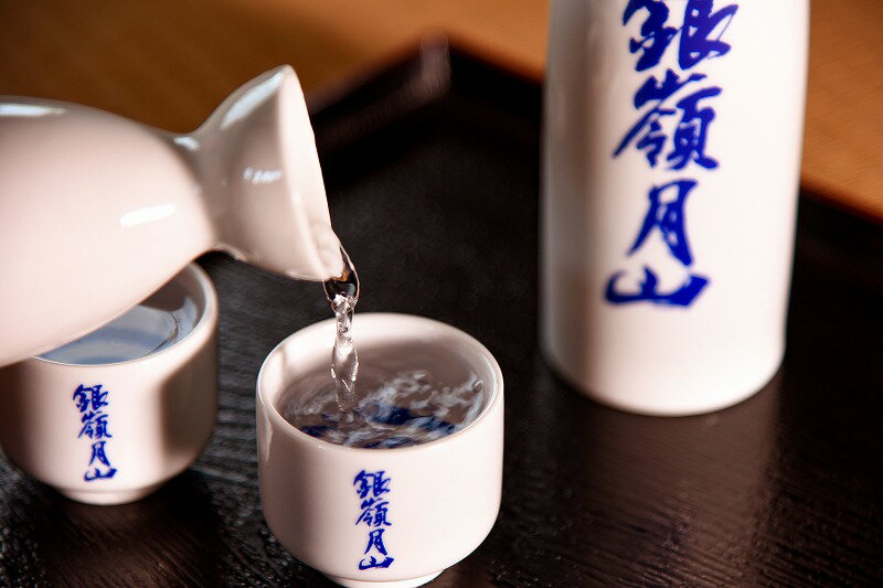 【ふるさと納税】【銀嶺月山】 大吟醸 青ラベル 1800ml ×1本 月山酒造 【2025年9月頃から2026年2月頃に順次発送】／ 日本酒 地酒 お取り寄せ ご当地 特産 土産 受賞酒 一升瓶 Blue Label ブルーラベル 忘年会 新年会 1,800ml 1.8L 東北 山形 寒河江 サムネイル2