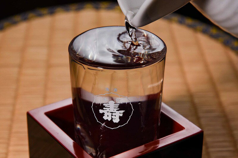 【ふるさと納税】純米大吟醸 虎乃子 1,800ml （ お取り寄せ ご当地 特産 土産 地酒 日本酒 山形 晩酌 家飲み おうち時間 米 酒 蔵 一升瓶 1800ml 寅年 千代寿虎屋 やまがた さがえ ） サムネイル2