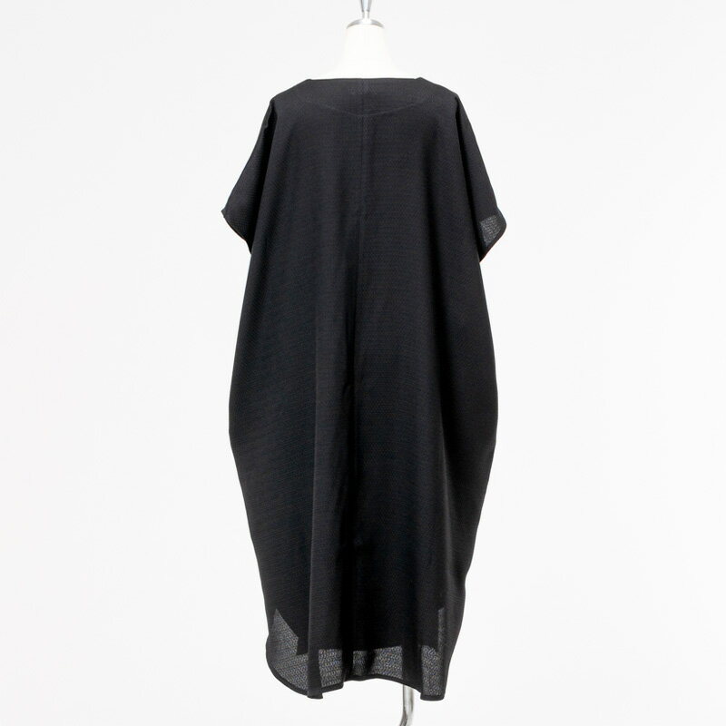 【ふるさと納税】洗える 天然素材 ワイドドレープワンピース 日本製ブラックフォーマル素材使用 ／ シルクのような肌触り シワになりにくい ワンピース フリーサイズ オールシーズン対応 着心地抜群 MARUTA 春 夏 秋 冬 通年 シンプル 着回し ojohn 山形県寒河江市 サムネイル3